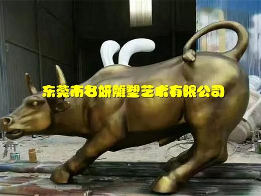 开拓创新团结奉献的玻璃钢开荒牛雕塑被誉为勤奋象征