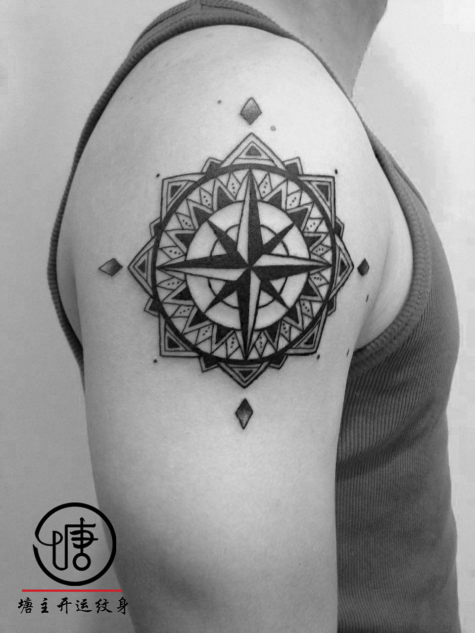 几何纹身,指南针纹身,罗盘纹身,大臂纹身,小图纹身,线条纹身,小清新