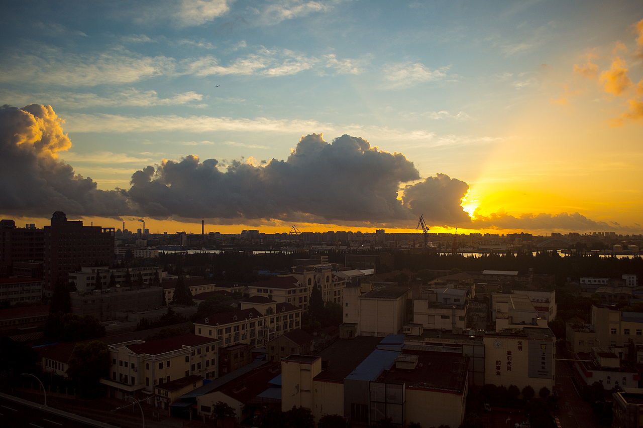 21.7.21的日出像哥斯拉吐出来的