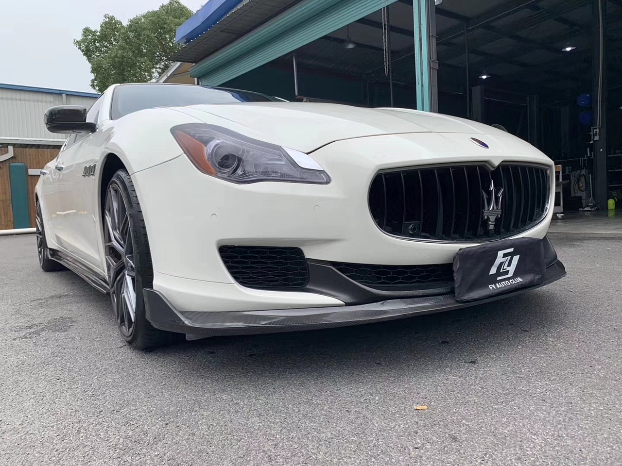 玛莎拉蒂总裁改装升级CMST小包围前唇风刀侧裙带灯后唇