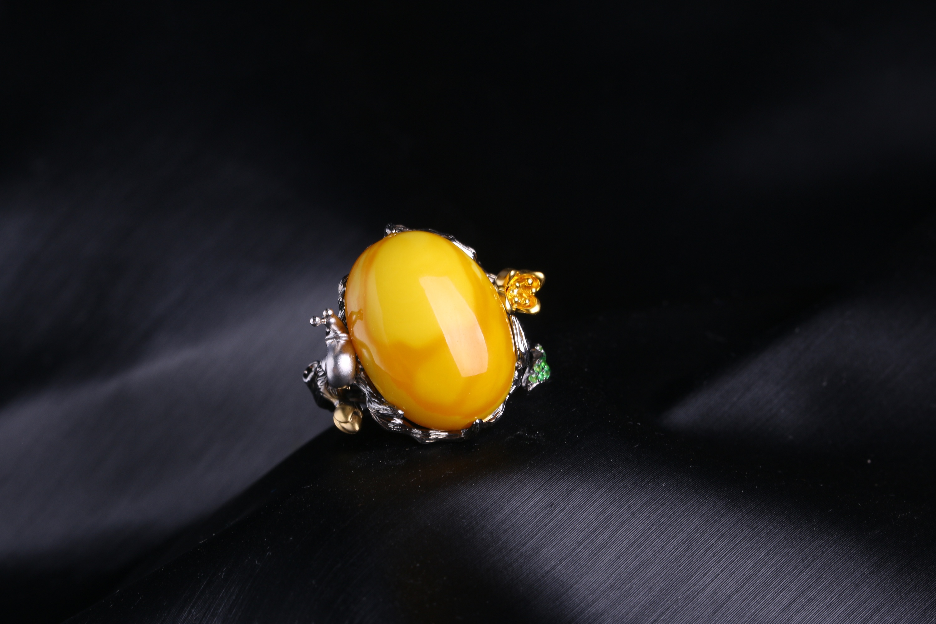 [蚂蚁创意珠宝] 18k金镶嵌琥珀戒指 欢迎指导意见