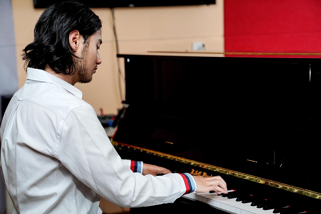 人像（圖ZMTY1MDU2NTk2） - 品牌 - 站酷設(shè)計(jì)師屎粑粑先生原創(chuàng)素材 - 站酷ZCOOL