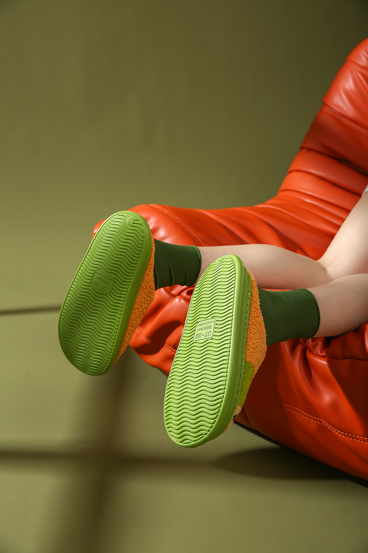 2021棉拖鞋摄影,绿色暗色系风格,不是细细条网红风