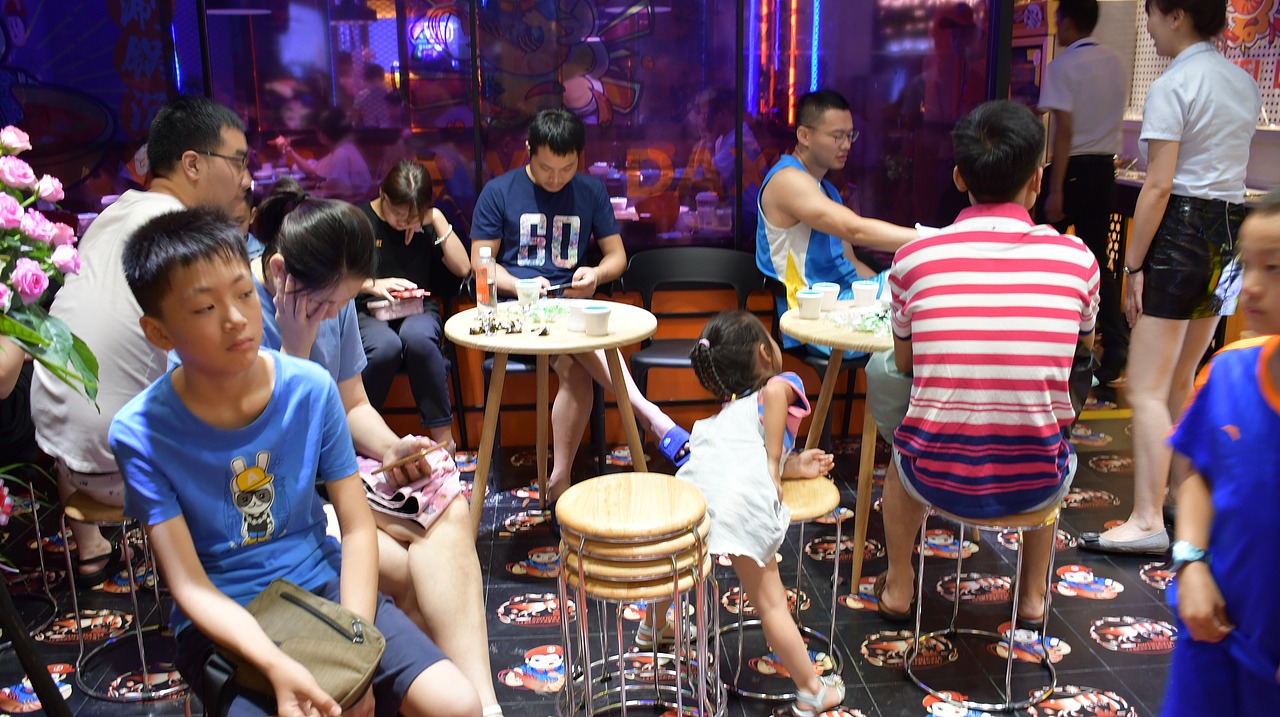 阿味大虾火锅连锁餐饮旗舰店实景拍摄 - 连锁加盟品牌（图ZMTcyNDg5OTg4） - 人像摄影 - 站酷设计师英皇视觉原创素材 - 站酷ZCOOL