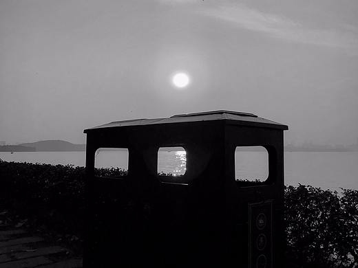 湖边夕阳照片