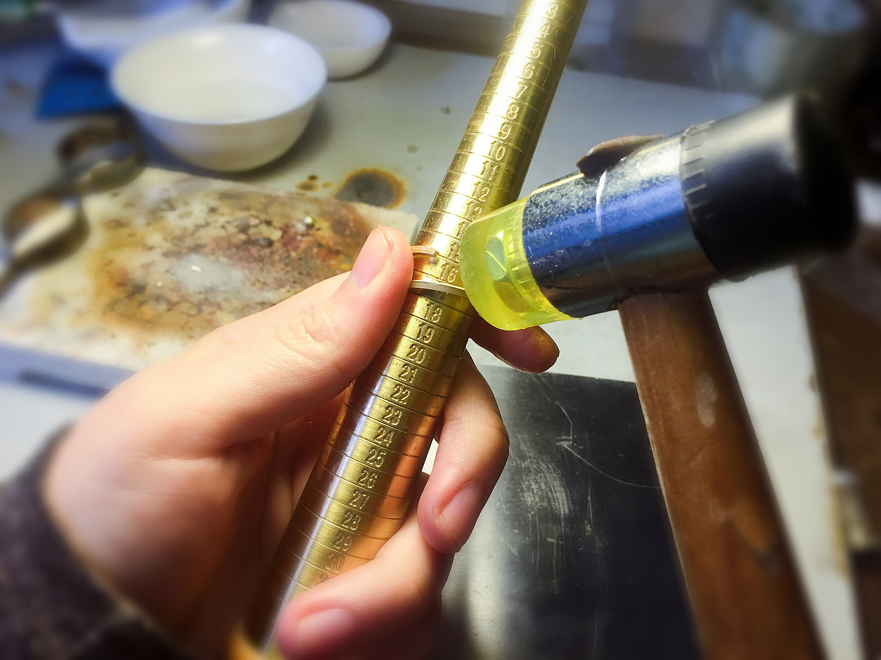 part4
整平的银丝可以放在戒指棒上拗造型了<br>用小胶锤轻轻整圆