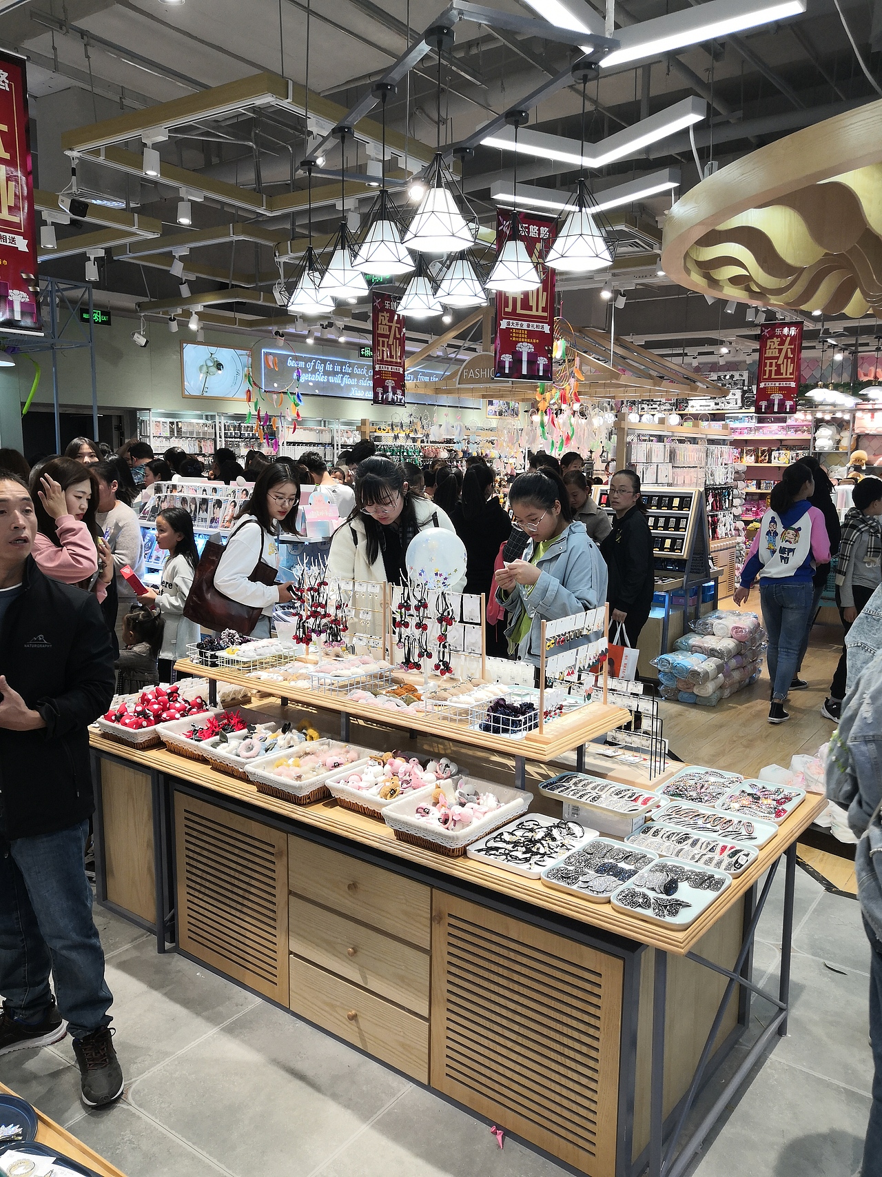 乐悠悠聊城万达店:头饰首饰,包包,帽子围巾,玩具