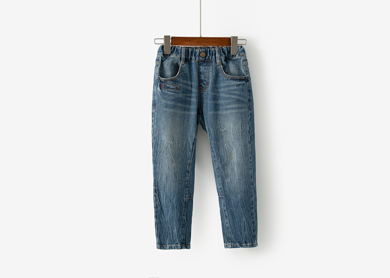 扭痕牛仔裤童装裤子服装静物白底产品拍摄图
