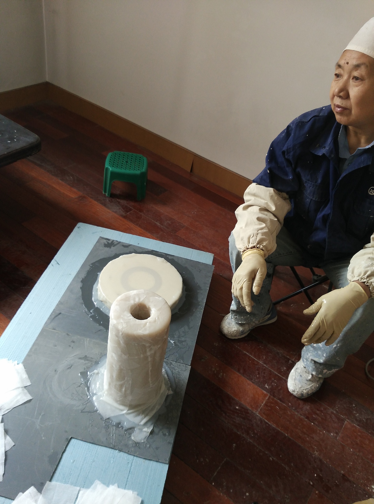 把硅胶一层层刷在模子上面 最后外层加石膏壳 试了n遍 ,构件有点大没