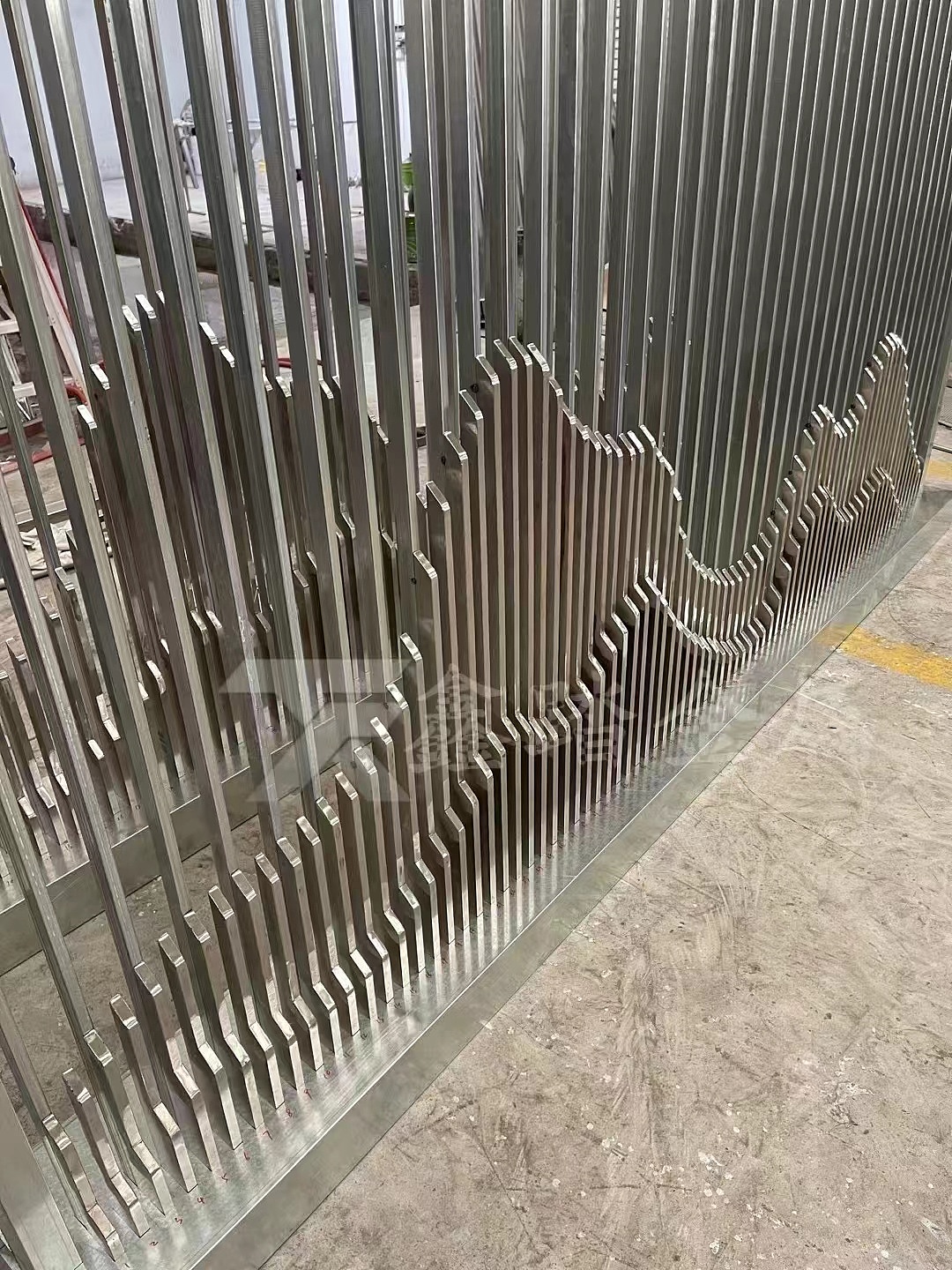 小区中庭景观墙爆款发光山峦不锈钢格栅