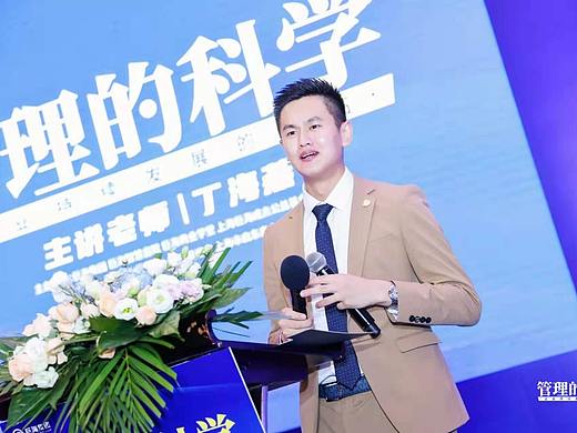 远忠老师 主持现场