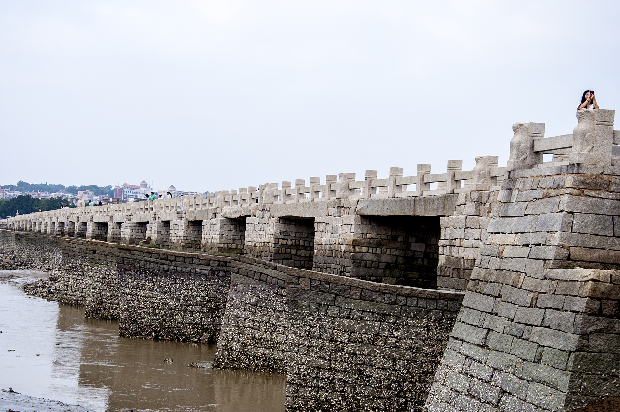 年),前后历七年之久,耗银一千四百万两,建成了这座跨江接海的大石桥