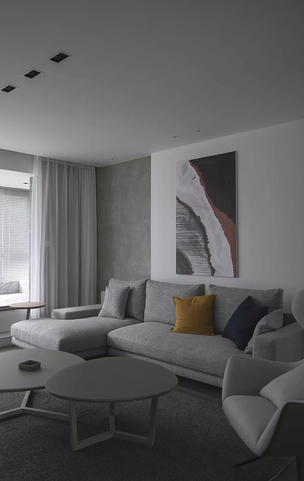 采用灰白色的L型转角沙发,和沙发背景墙相户型,灯光从顶面打下来,让空间立体起来,不再单调。