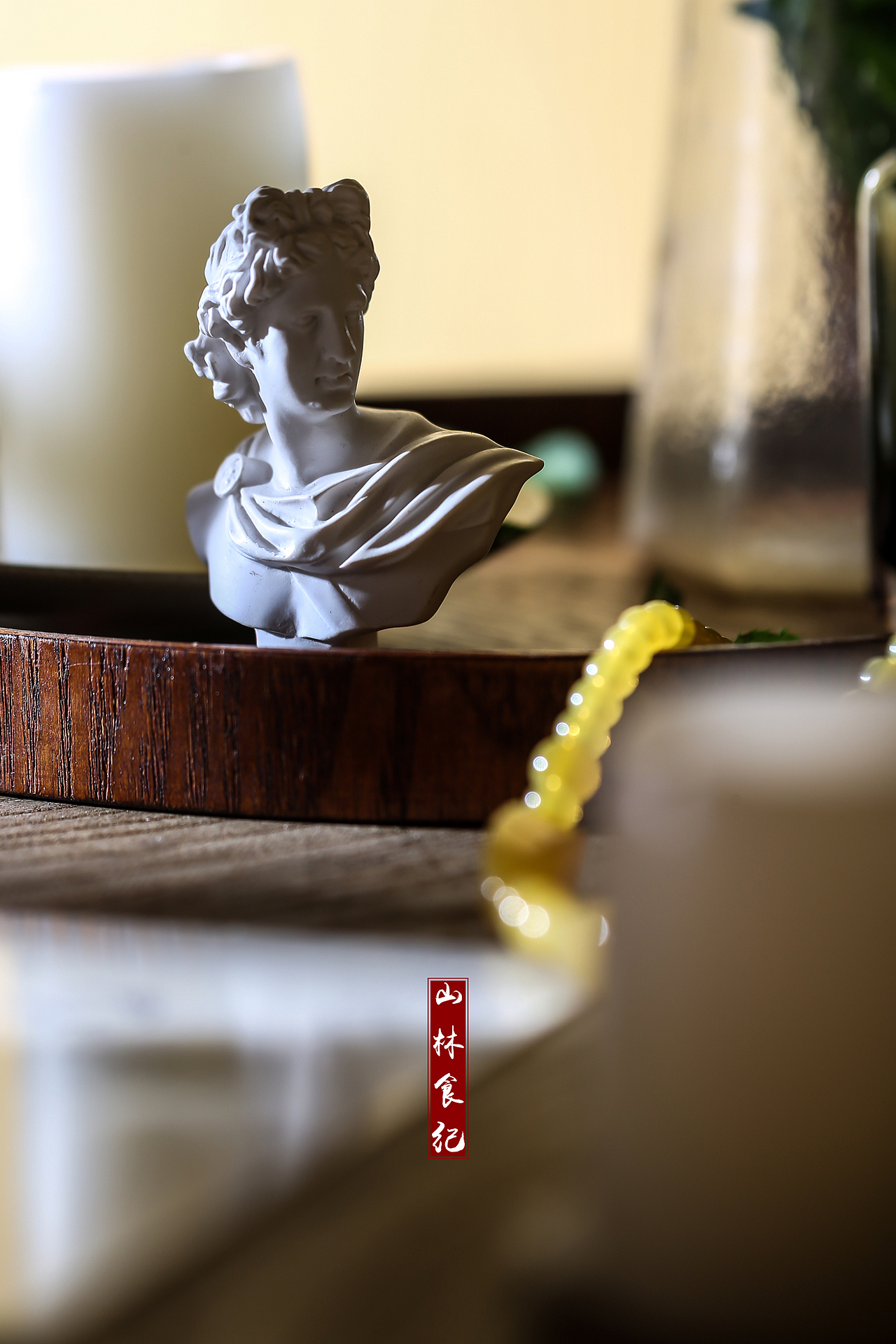 女人的珠宝和玫瑰