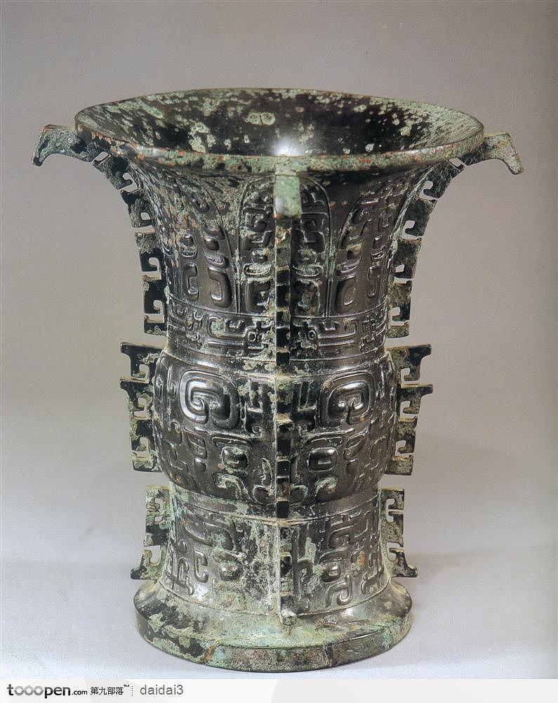 鉴jiàn,大型盛水器。鉴初为陶质,也就是陶盆,春秋中期出现青铜鉴,春秋晚期和战国时期最为流行,西汉时仍有铸造。