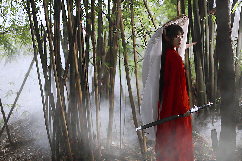 客片红衣侠女汉服孤影翘盼望天涯