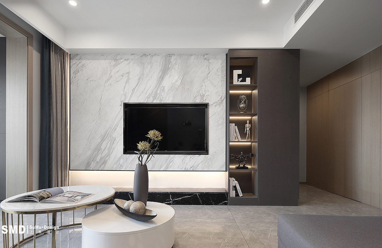 尤其也夜幕降临,开启背景墙灯带,暖暖的烘托着,此刻右侧开放式的装饰