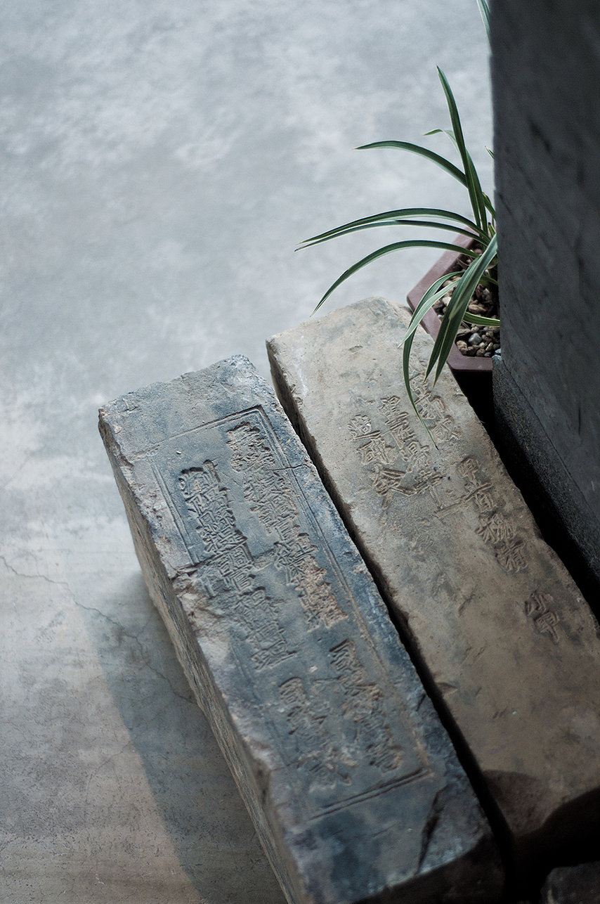 清砖》  br>家还来不及温暖 br>城市便归为尘 br>这几方清朝的砖 br>