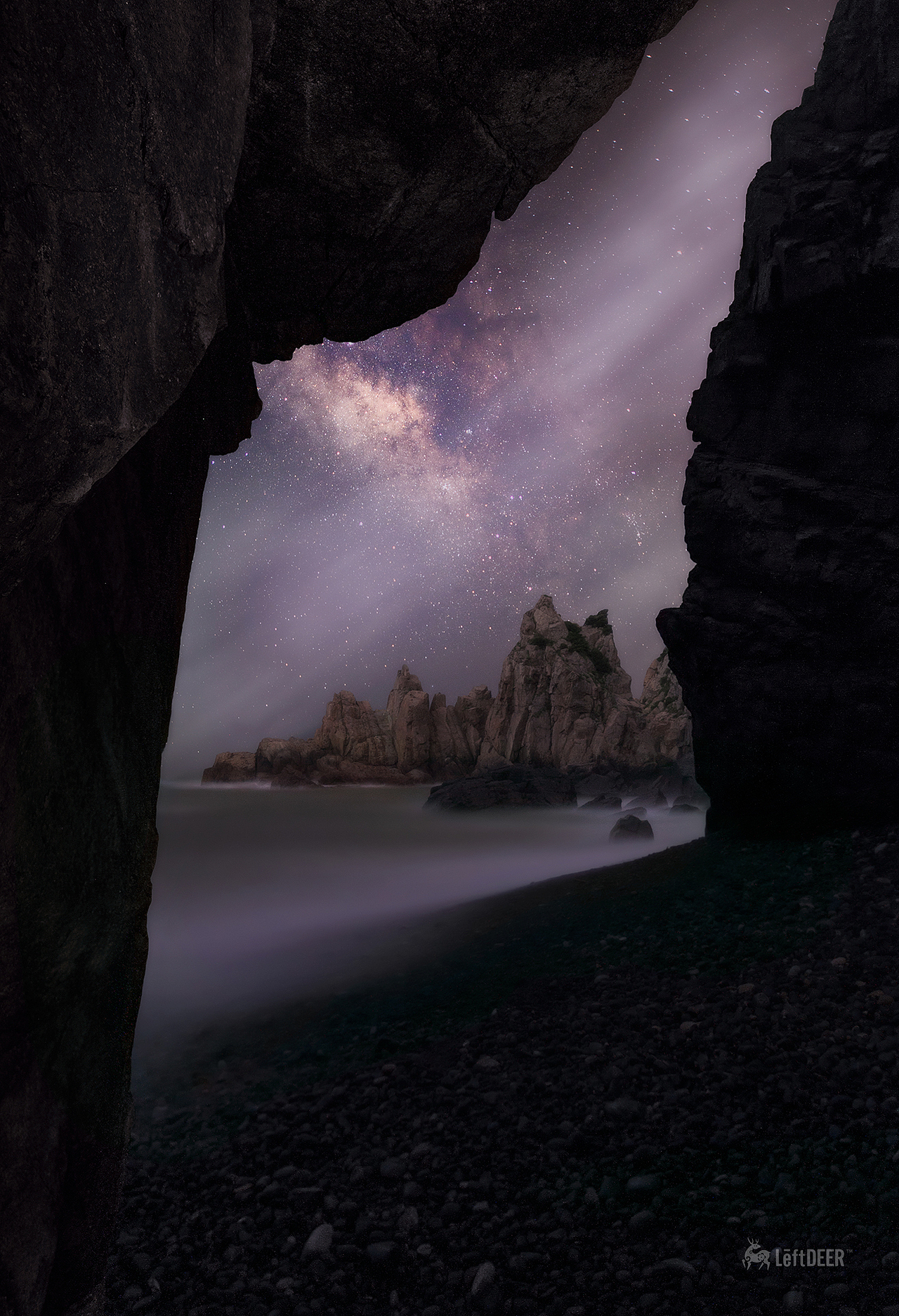 通过礁石洞,看到外面的礁石星空,充满了神秘感.