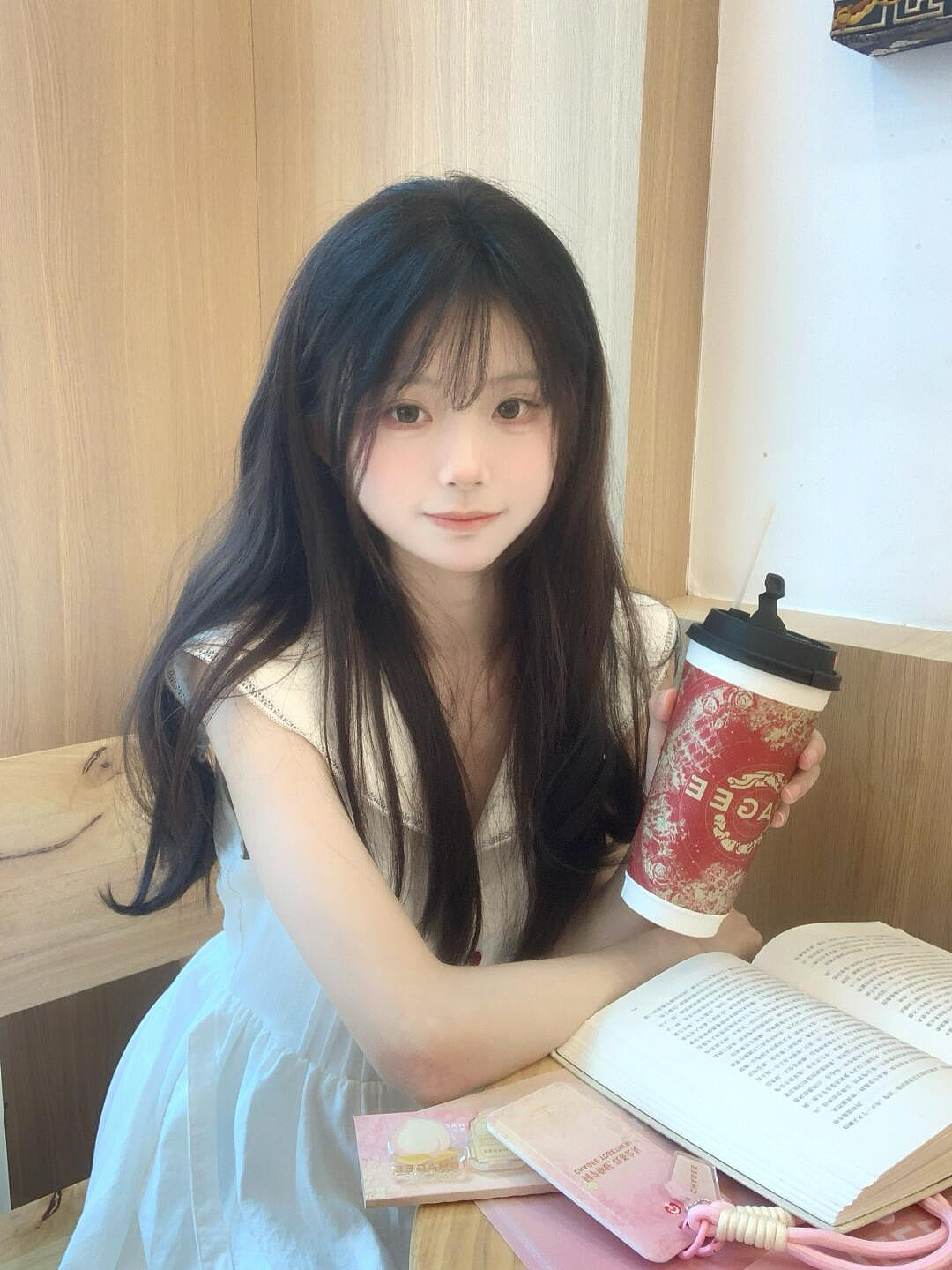 最新一组霸王茶姬拍照模板 可自行提供照片来P图