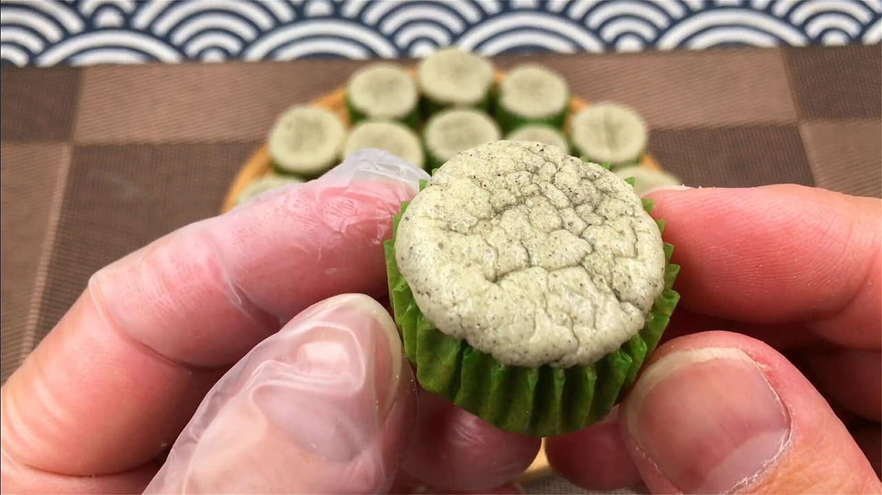 黑芝麻糊迷你蛋糕,细腻与香交融,散发着诱人的香气。