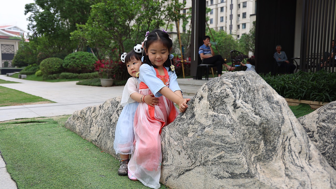 《姐妹照》小孩的快乐好简单，小时候那么傻想快点长大