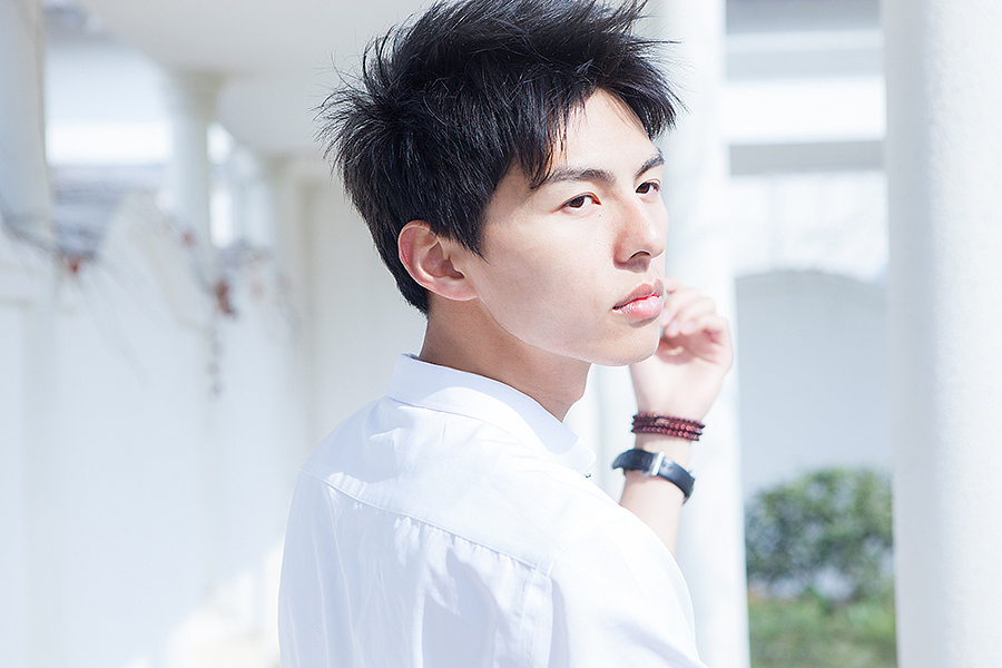 阳光下,他穿着白衬衫