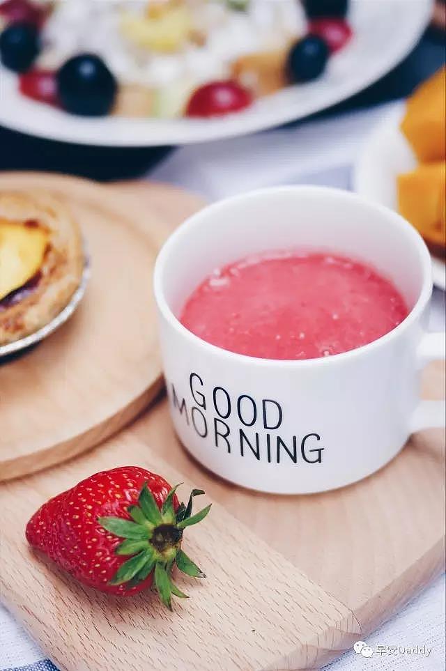 来自那啥某烘培品牌的葡式蛋挞,味道还行,重点是为了配合刚刚拿杯果汁,老婆大人特地找来了这个垫餐纸,为了避免被掰弯,赶紧拍完照片吃掉。