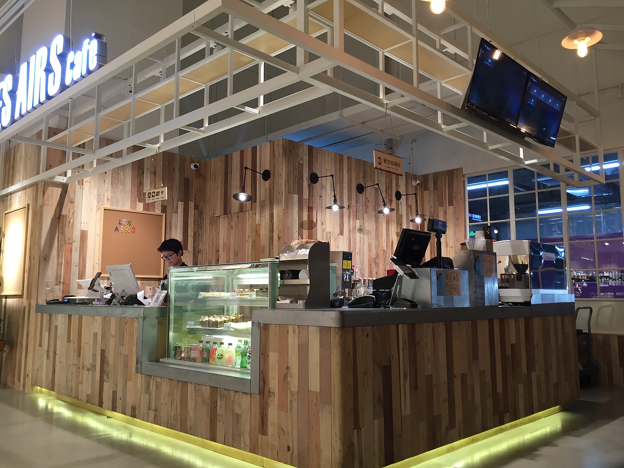 由於這是一個多品牌集合的零售品牌項目，經過多次的溝通，我們將“輕鬆、閒適、愉悅“等概念定義為這個項目的關鍵詞。