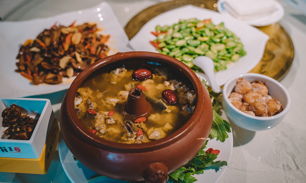 来了云南自然要说美食,汽锅鸡大多数人都不会排斥。