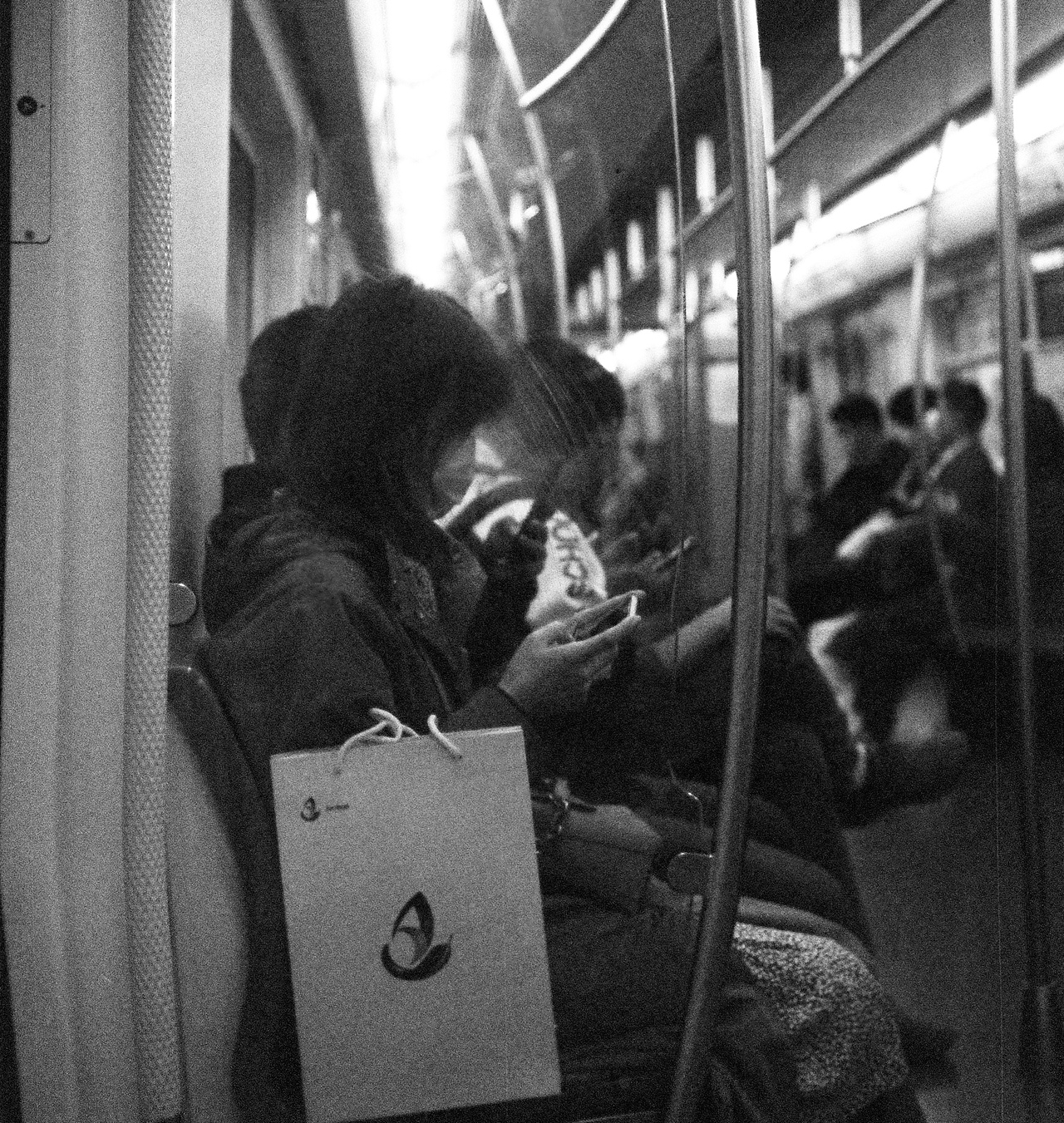 地铁打工人（图ZMjM0MTUxOTMy） - 人文/纪实摄影 - 站酷设计师林田lisa原创素材 - 站酷ZCOOL