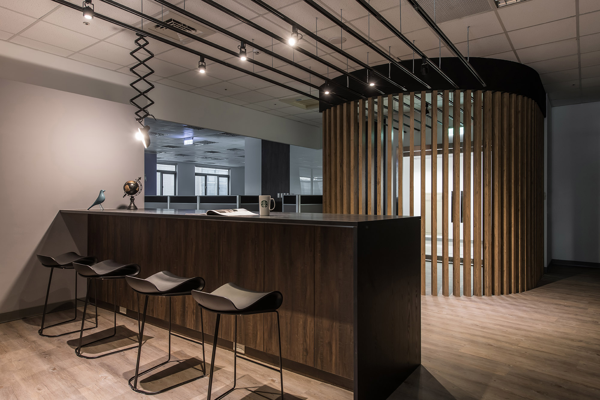 形格栅分隔内外同时强化气派而圆融的室内氛围,串联美式休闲咖啡吧台