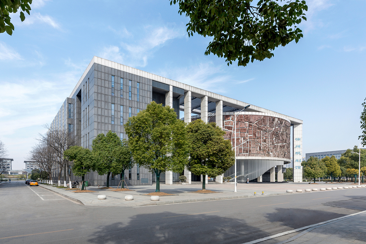 徐州市城市规划展示馆是2009年的城建重点工程,位于徐州新城区市行政