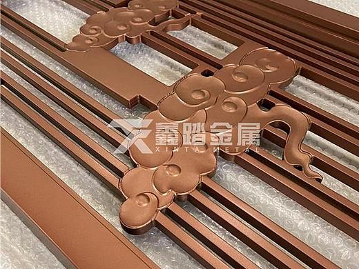祥云浮雕元素运用新中式家装镂空雕花金属隔断工艺品