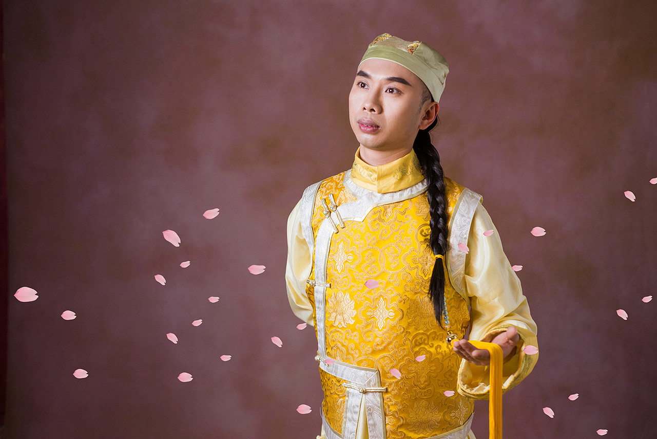 〖杨大侠(HeroYang)COS剧照:习武首先要习心。心境要无比纯净、一派澄明,像自己游走的灵魂停伫在安详的古井里。这样练出的武功才有古气、有仙味,让人变得宽阔、真诚、丰富。〗