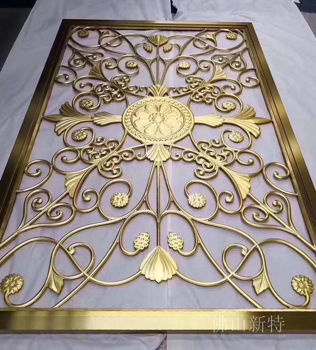 别墅客厅钛金镂空铝屏风现代风格效果图