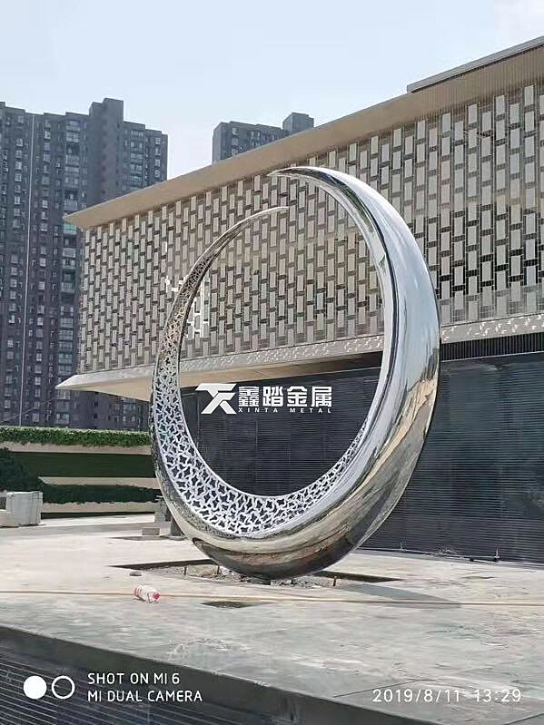 城市标志性景观不锈钢雕塑不锈钢镂空发光月亮雕塑定制