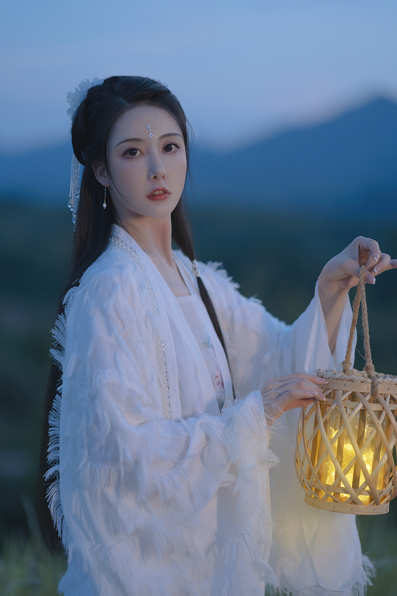 我本将心向明月 奈何明月照沟渠（图ZMjc1NTA0NjI4） - 人像摄影 - 站酷设计师忱瑾子原创素材 - 站酷ZCOOL