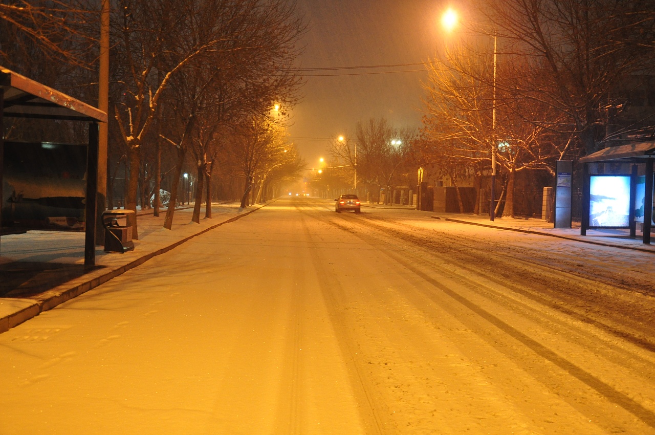 路灯下的雪景壁纸图片