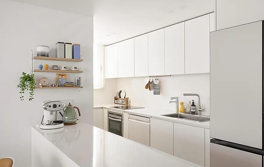 112㎡的三室两厅,以简单纯粹的白色和原木打底的空间