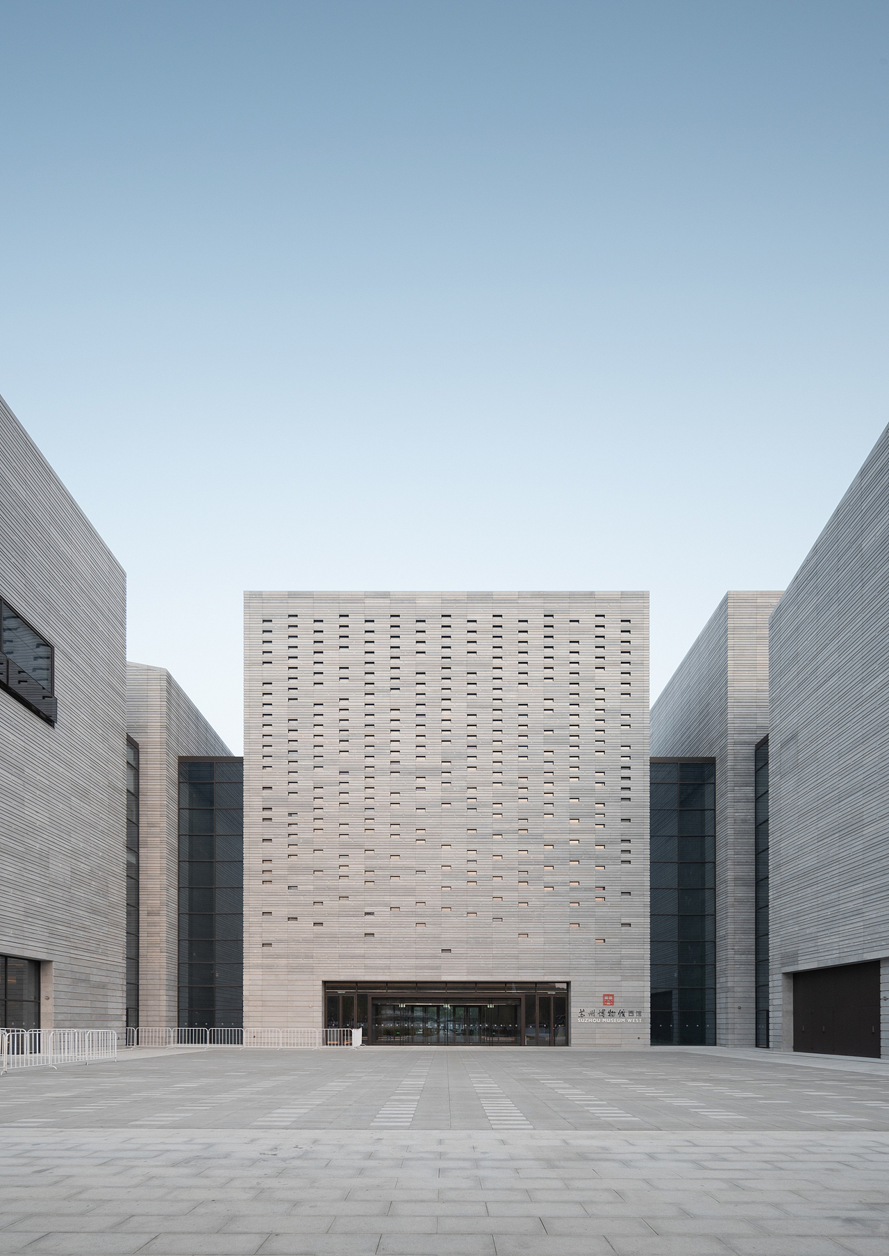 黄昏下的博物馆主入口