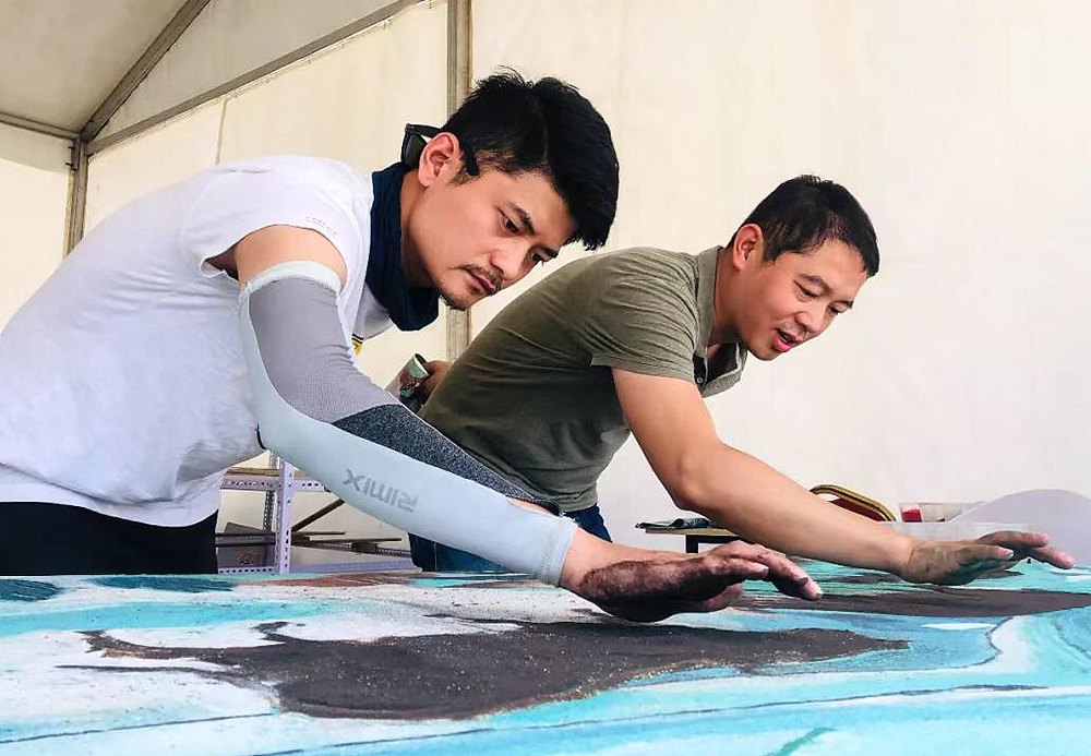  一天就消失的大地艺术，十天十夜绘制巨型沙画