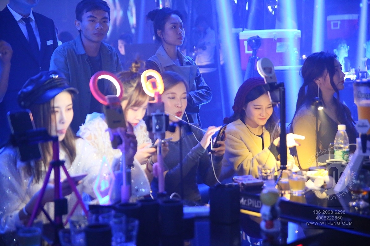 在音樂酒吧設(shè)計(jì)中 最重要的吧臺家具你會怎樣設(shè)計(jì)？（圖ZMTM1MjM2NjI0） - 家裝設(shè)計(jì) - 站酷設(shè)計(jì)師wtfeng原創(chuàng)素材 - 站酷ZCOOL