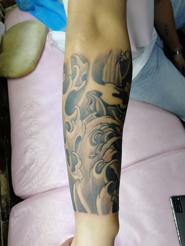 半臂浪花纹身河南水冶金左堂纹身遮盖疤痕修改纹身