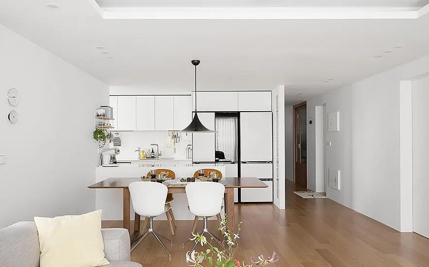 112㎡的三室两厅,以简单纯粹的白色和原木打底的空间