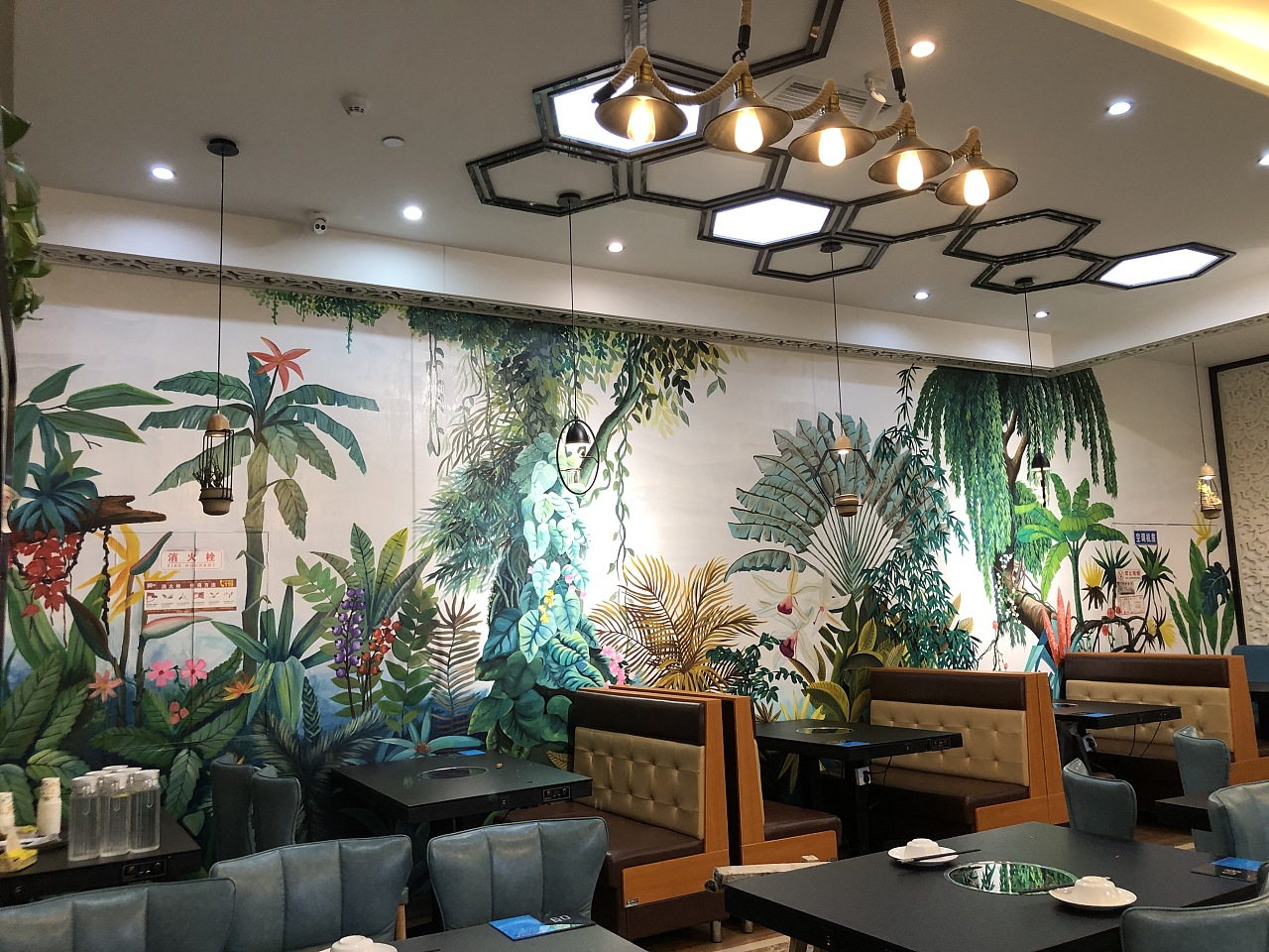 森林艺术墙绘,绿色餐厅首选.我在贵州等你哦