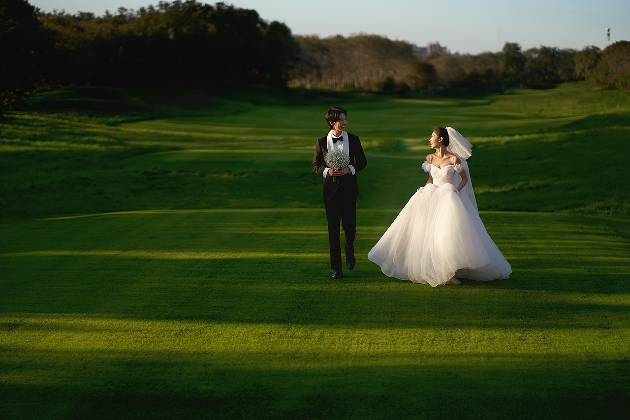 超好拍的草坪电影风婚纱照,好看不挑人推荐