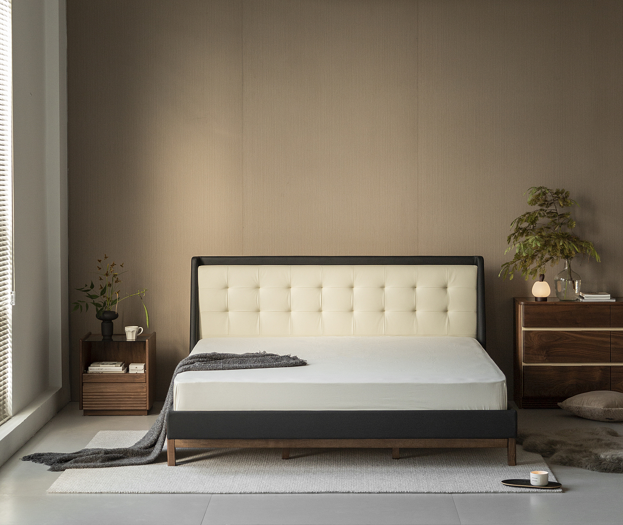 一张全身都柔软舒适的床
<br>床身通体所及之处,全部采用舒适软包填充,包括床头背板、床靠、床尾板等,给予身心舒适放松的依托