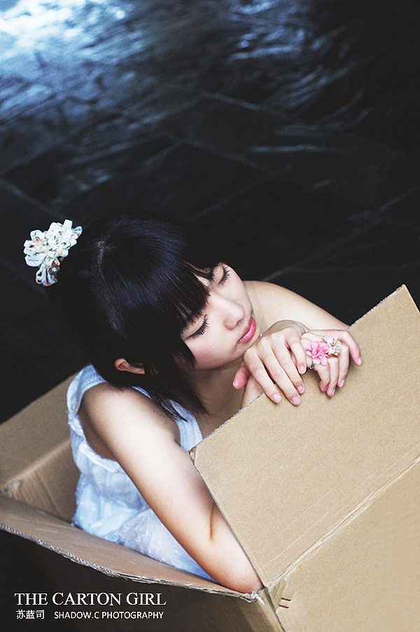 纸箱少女