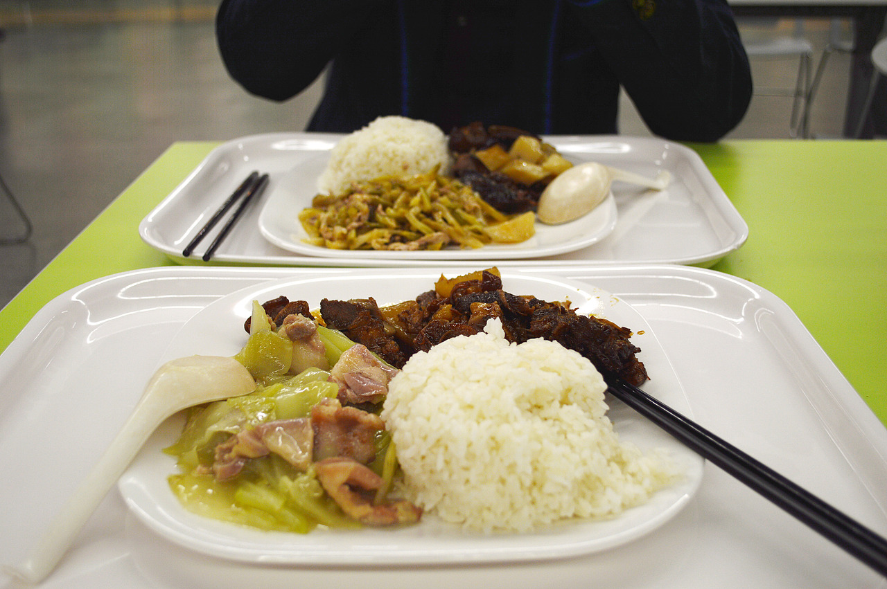 在食堂吃了顿饭